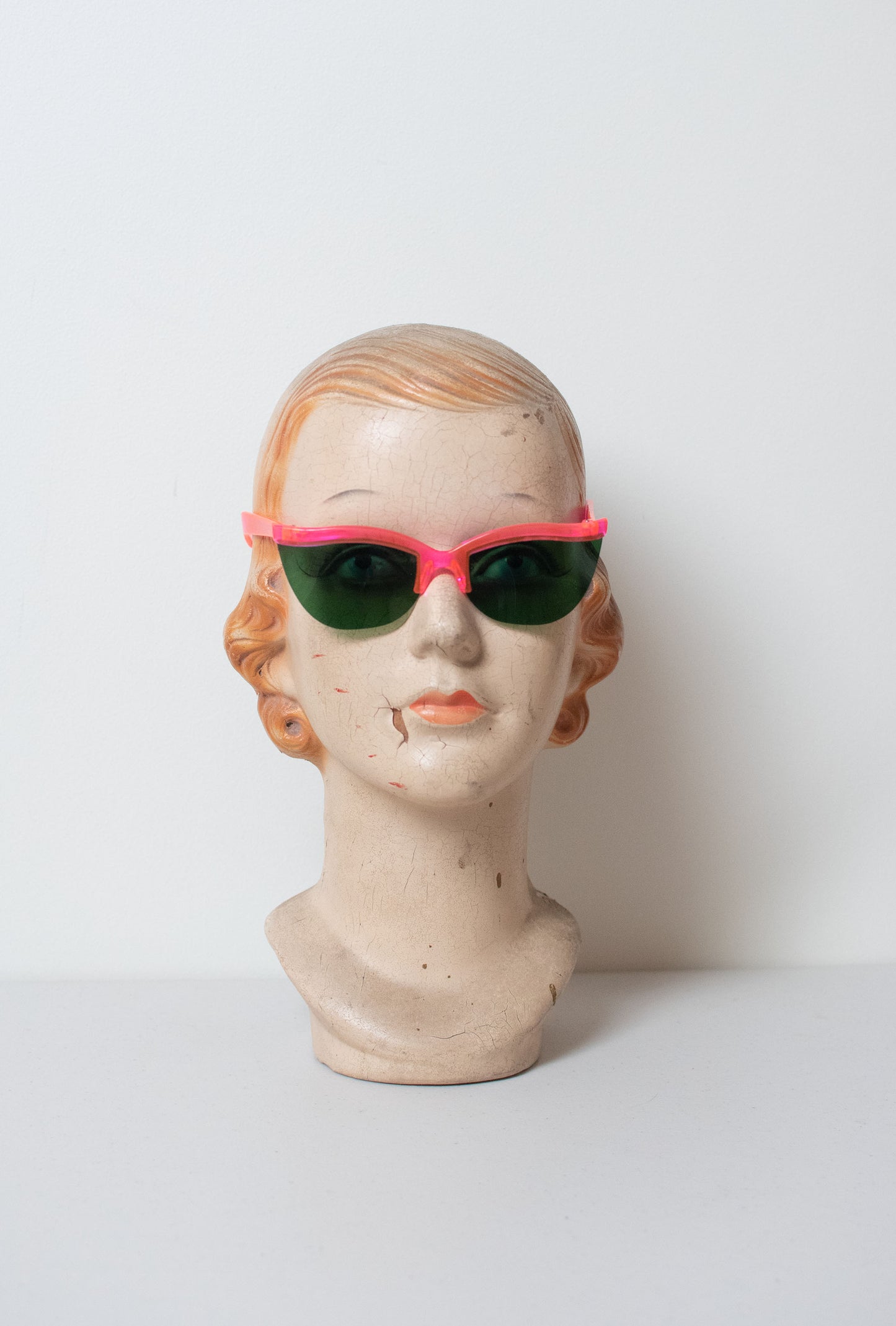 1950s Curved Brow Sunglasses Neon Pink | Fosta