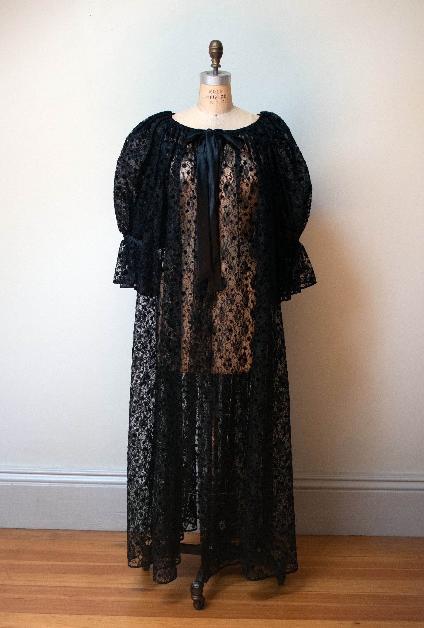 1980s Lace Robe | Scassi