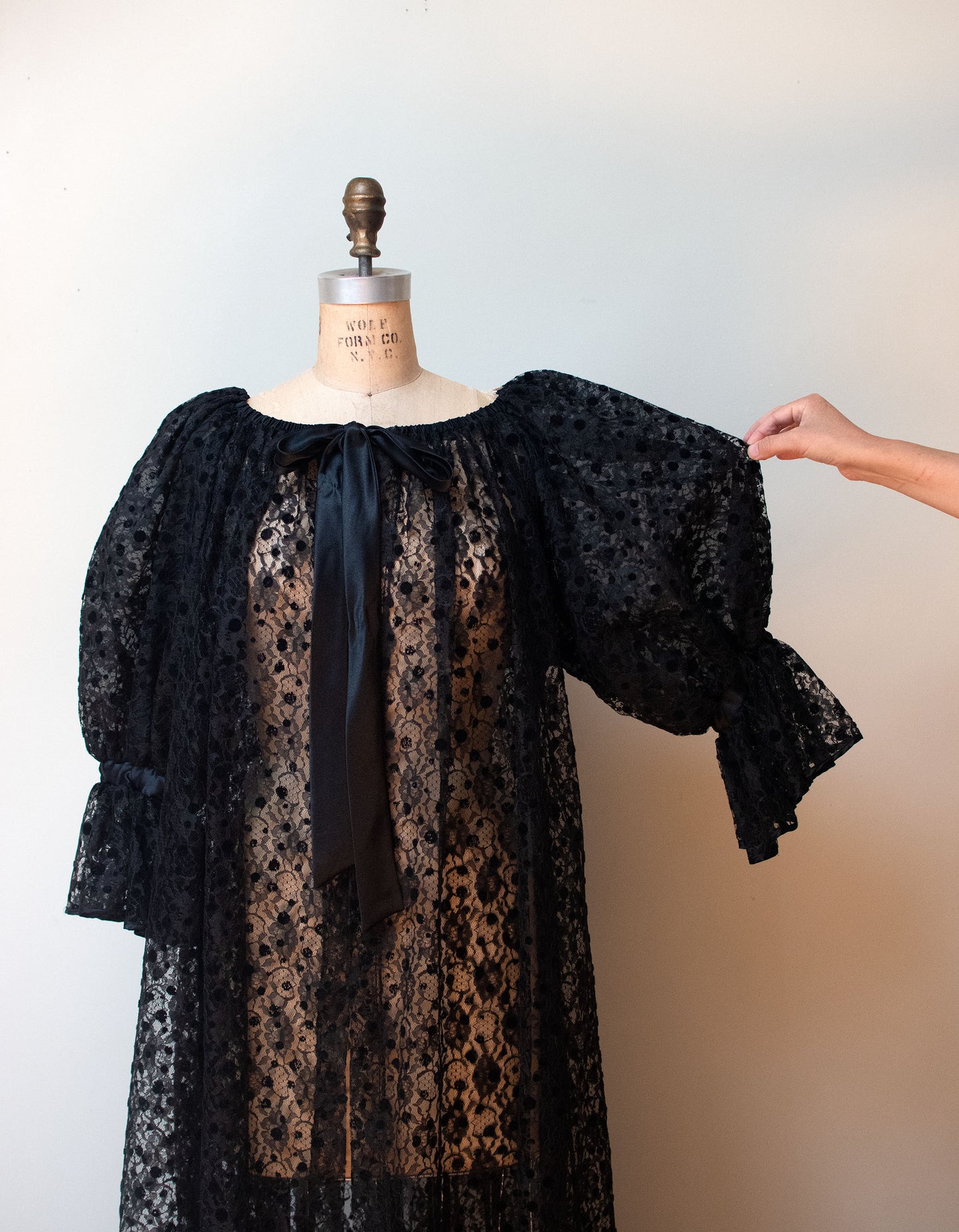 1980s Lace Robe | Scassi