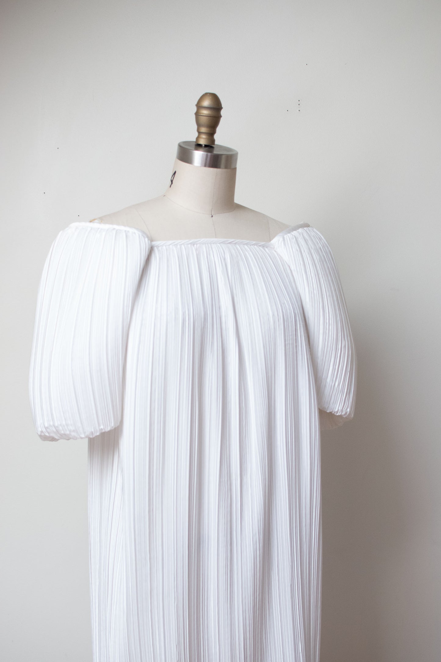 1980s White Plisse Puff Sleeve Dress