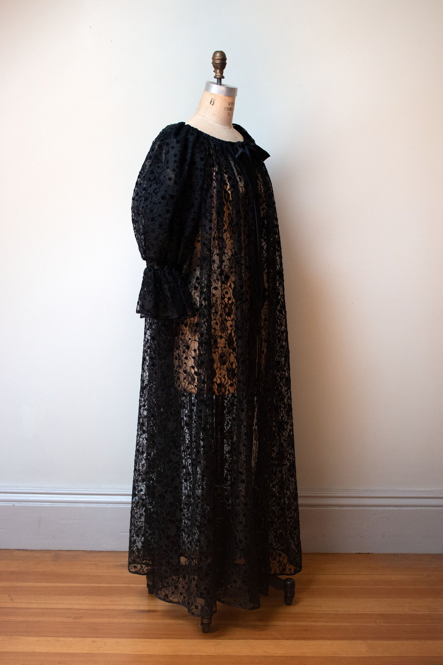 1980s Lace Robe | Scassi