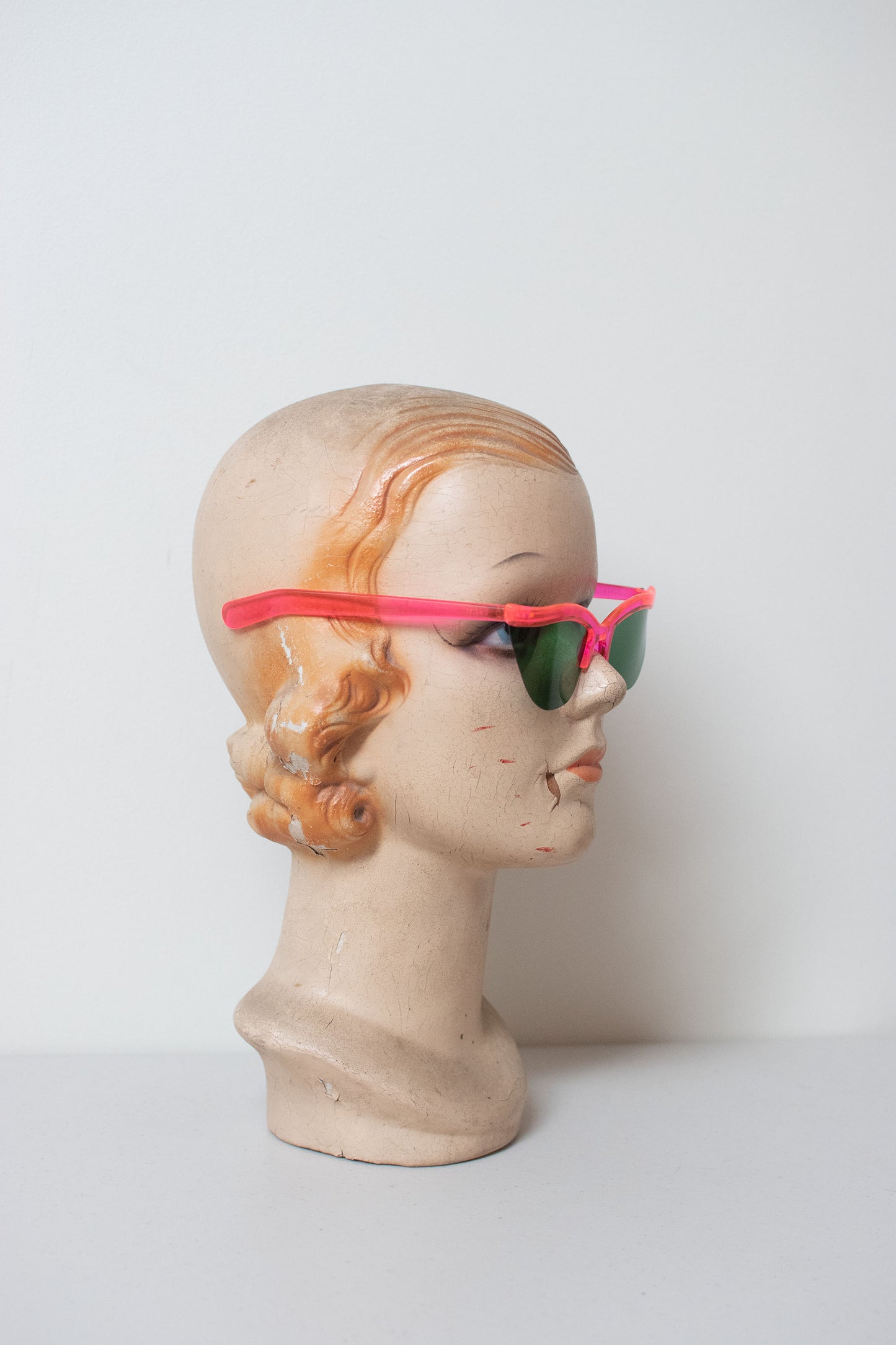 1950s Curved Brow Sunglasses Neon Pink | Fosta