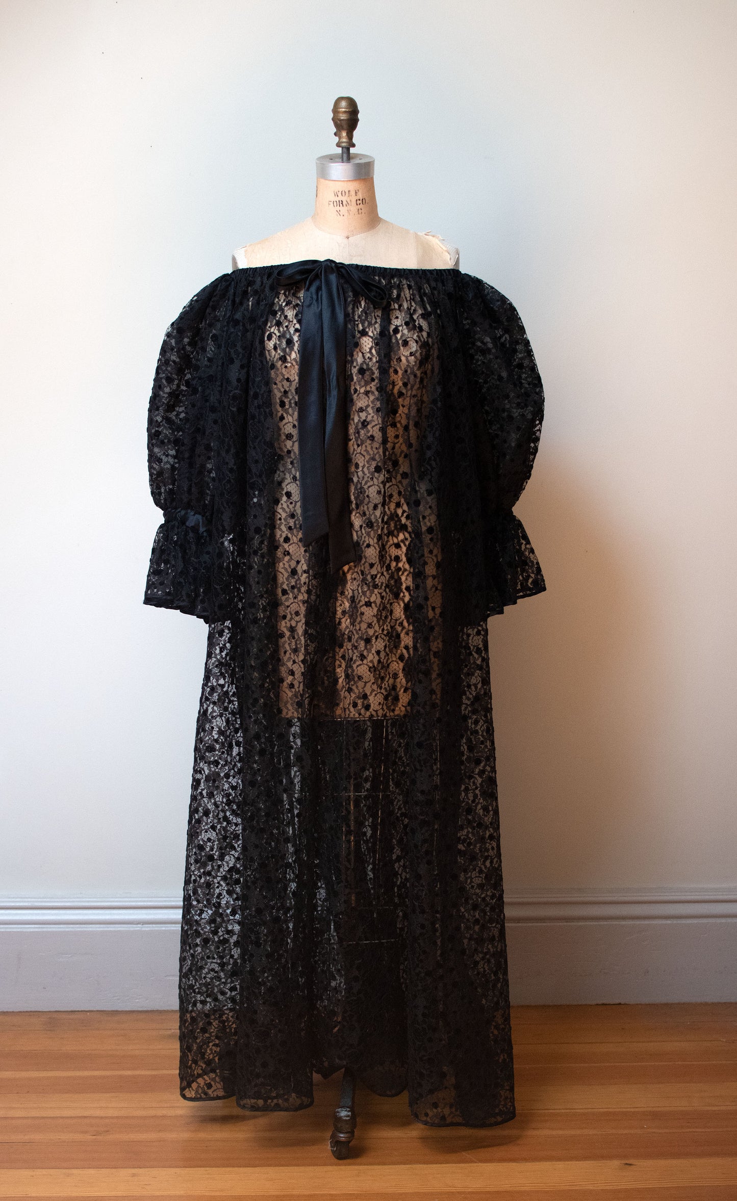 1980s Lace Robe | Scassi