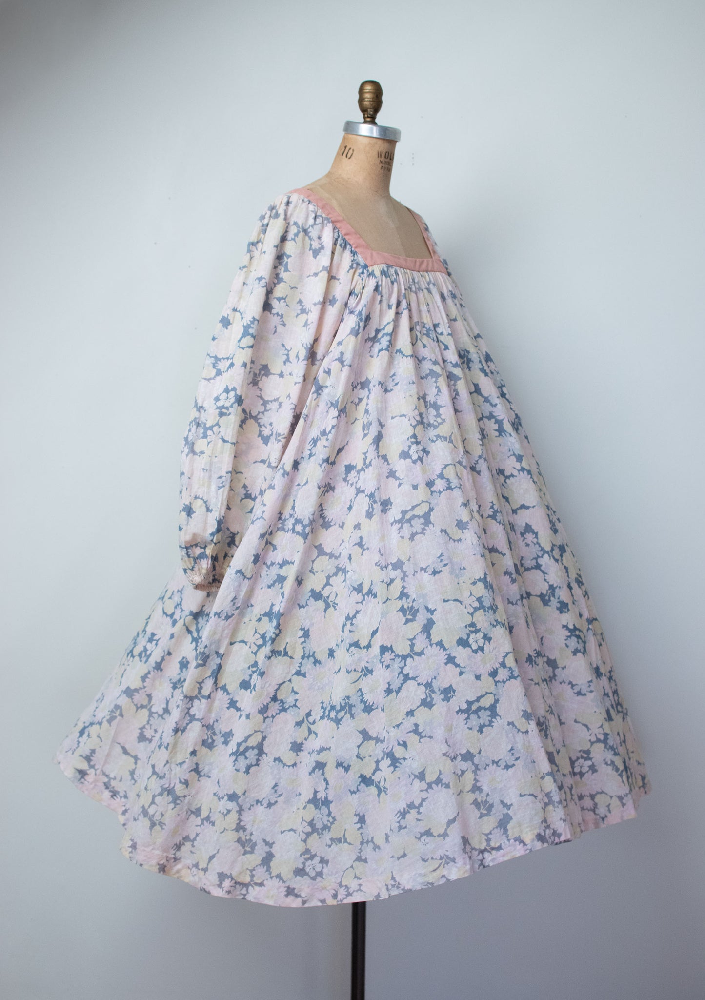 1970s Floral Print Balloon Sleeve Dress