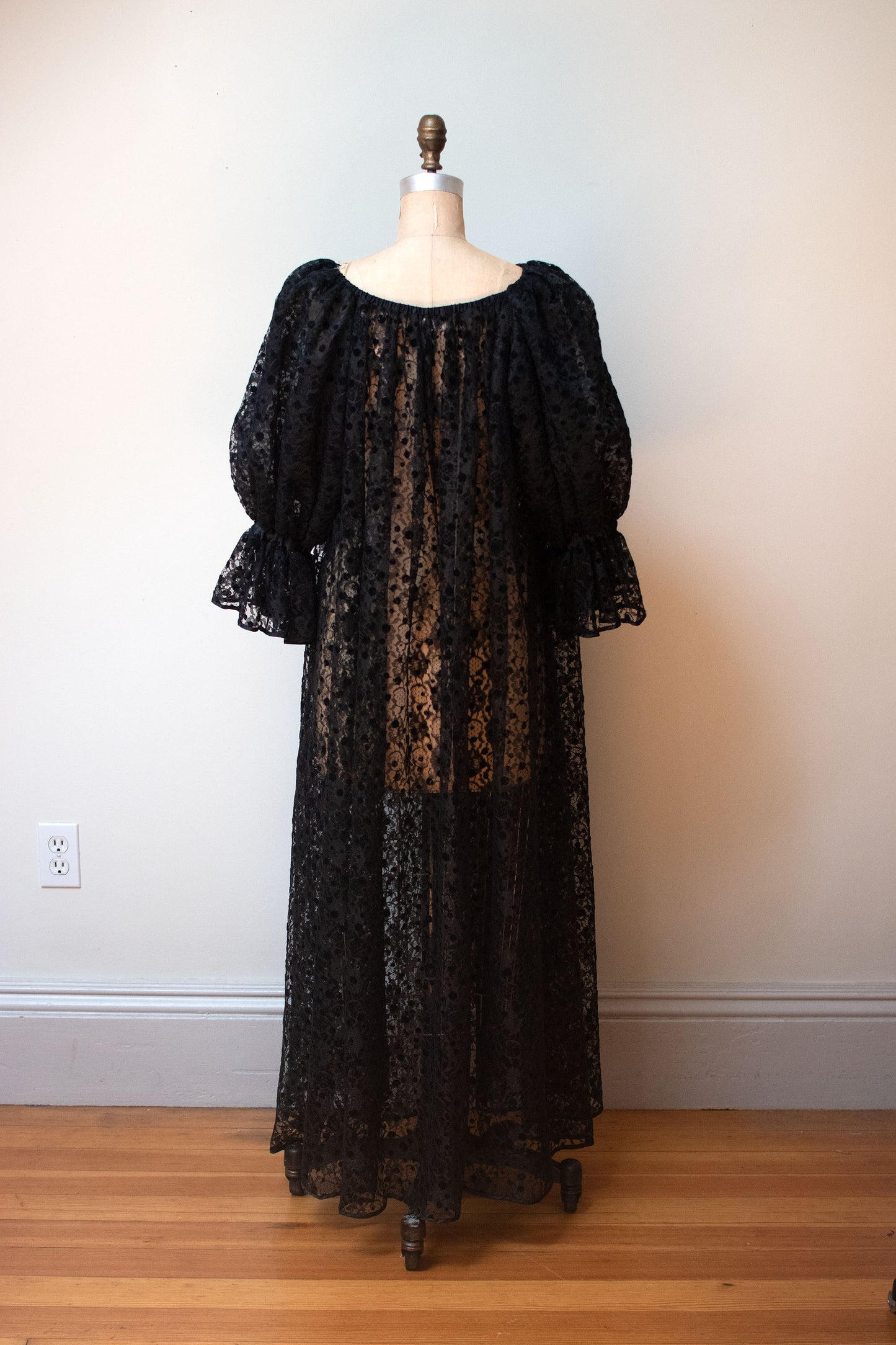 1980s Lace Robe | Scassi