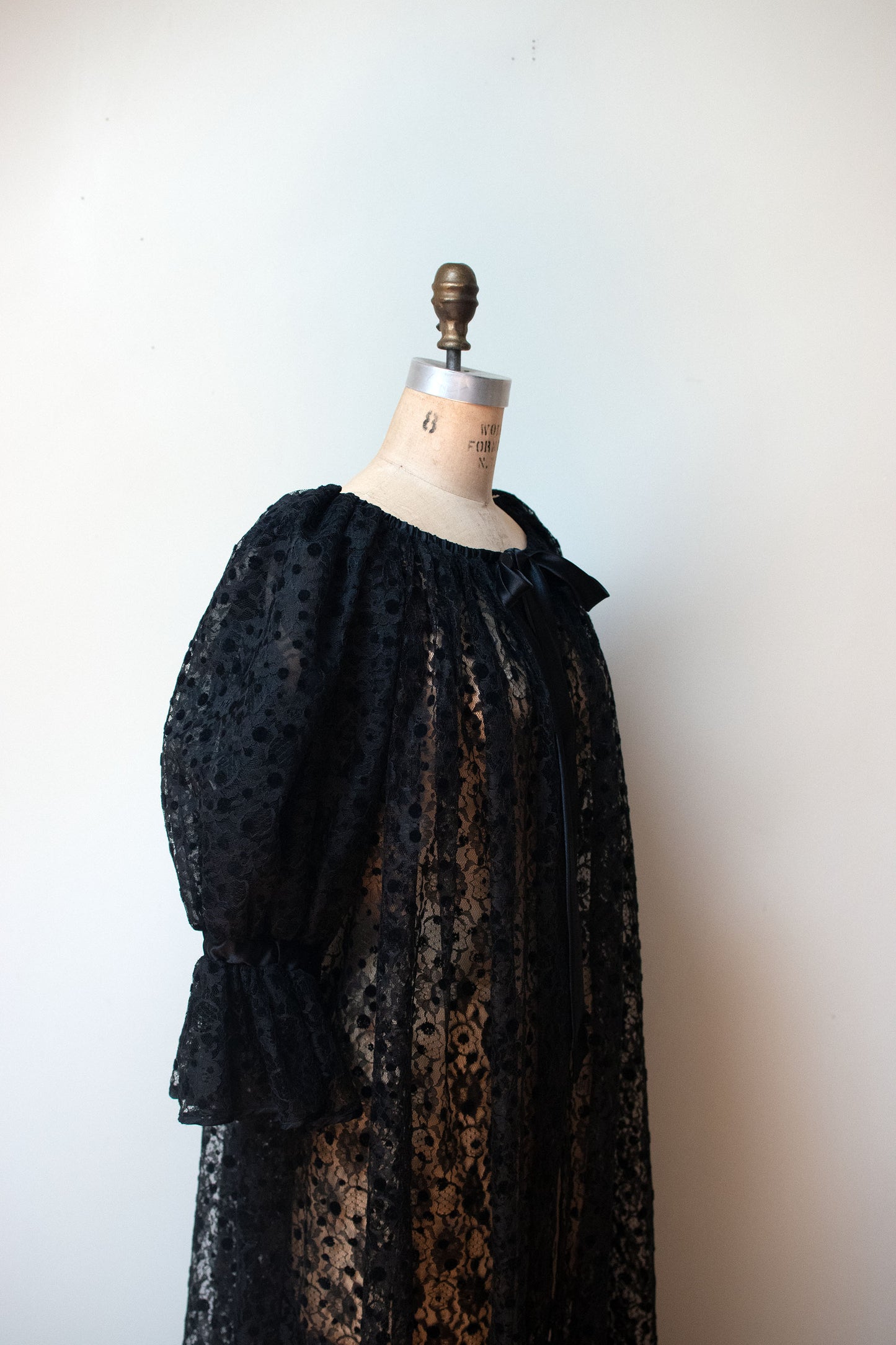 1980s Lace Robe | Scassi